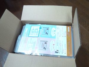 モグワンドッグフードの箱を開封したところ。